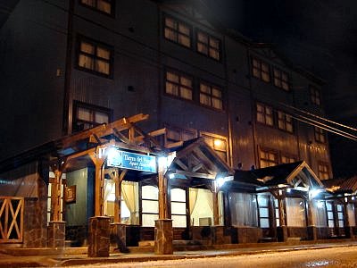El Apart Tierra del Fuego durante la noche