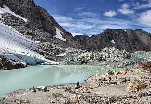  La laguna llega al pi del glaciar en el Alvear